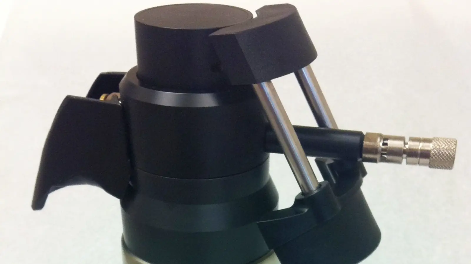 מכשיר הקפאה ידני (Cryogun) שמרסס חנקן נוזלי על נגעי עור כמו יבלות