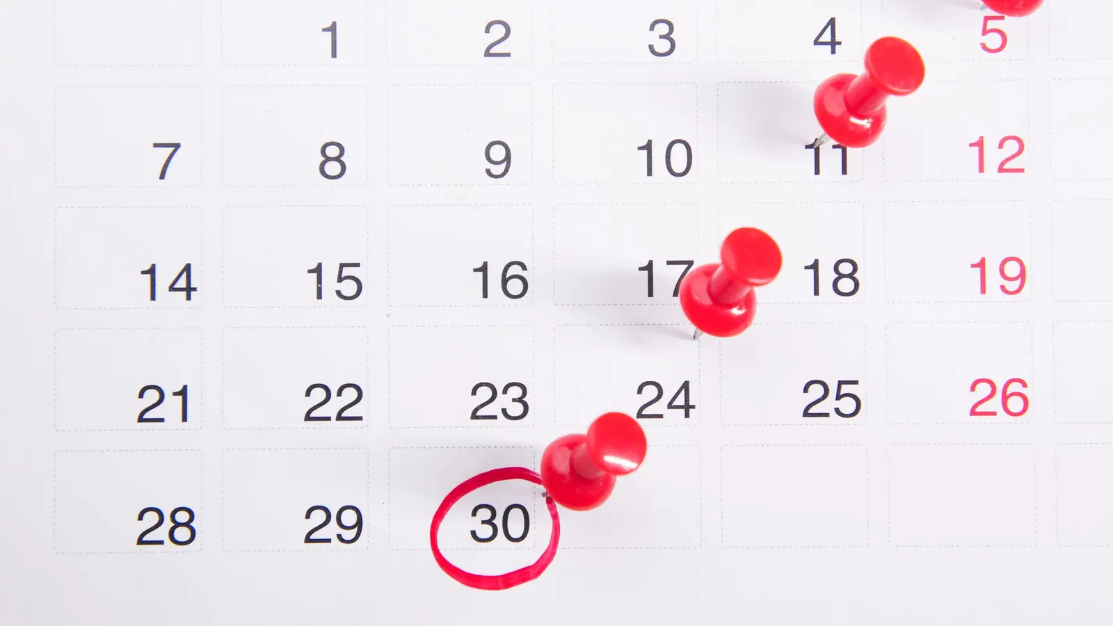 לוח שנה עם סימוני תאריכים בסיכות אדומות, מעקב אחר שלבי ההחלמה לאורך השבועות