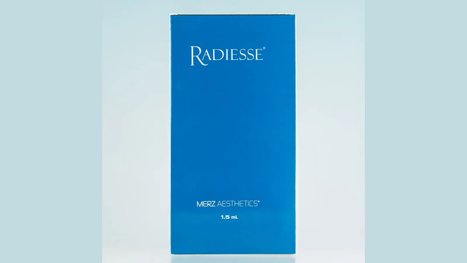 אריזת Radiesse של Merz Aesthetics במזרק של 1.5 מ״ל, חומר מילוי ומעורר קולגן שנבדק בצלקות אקנה שקועות